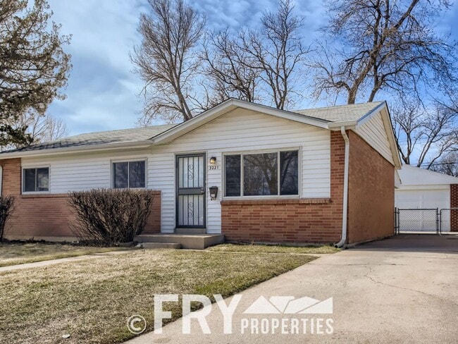Building Photo - Renovated Harvey Park home