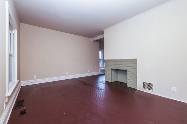 Building Photo - 557/559 E Madison Ave