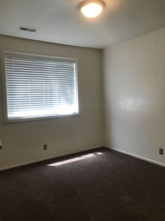 Building Photo - Beautiful Quailbrook 2 Bedroom!