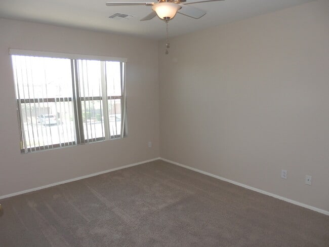 Building Photo - Spacious 2-Story Home with NEW Carpet and ...