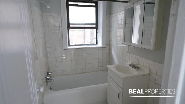 Building Photo - 0 bedroom in CHICAGO IL 60610