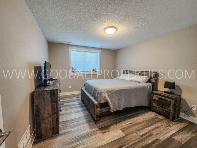 Building Photo - Price Reduced!!!! 4 bedroom 3 bathroom Ran...