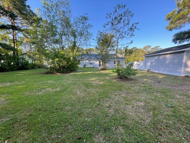 Building Photo - Remodeled 3 bedroom/2 bathroom home with d...