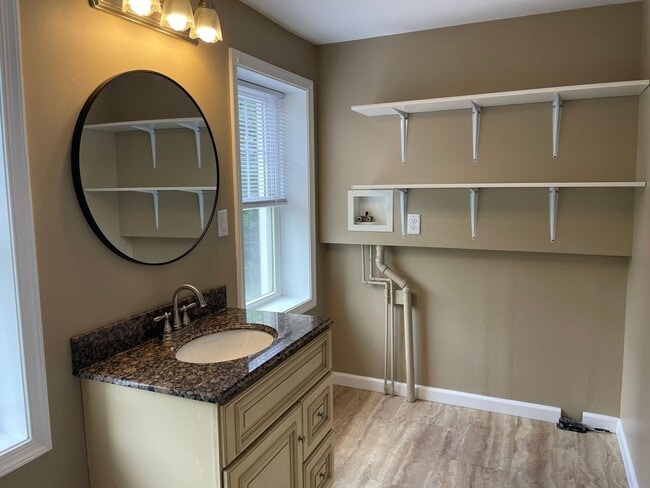 Building Photo - Newly Updated 4 Bedroom 1 Bathroom Townhom...