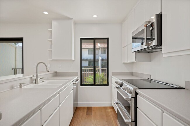 Building Photo - Fully Remodeled 2 Bed, 2 Bath East Beach T...
