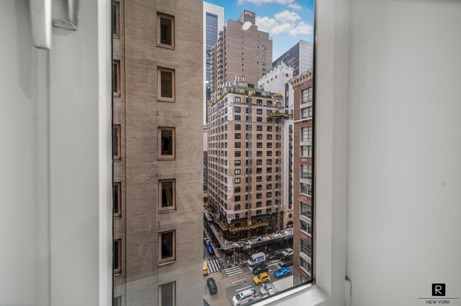 Building Photo - 106 Central Park S