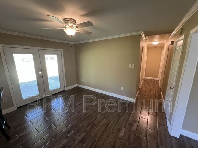 Building Photo - 207 Sinbad St