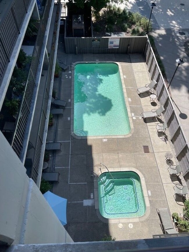 Building Photo - 1 Bedroom 1 Bathroom Downtown Unit with Pa...