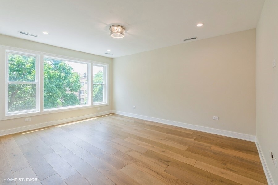 Building Photo - 7026 W Diversey Ave