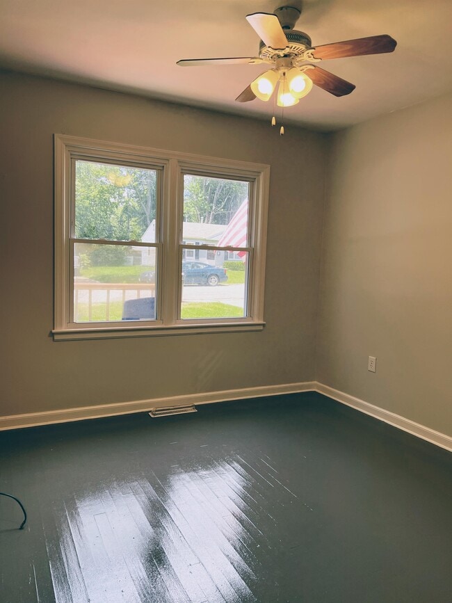 Building Photo - 413 10th St Terrace