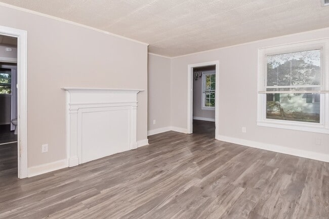 Building Photo - 2117 Roosevelt Dr