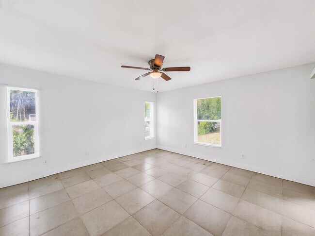 Building Photo - Annual rental offering privacy and space on 1.14 acres in Naples!