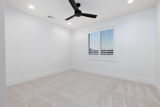 Building Photo - 6 bed / 4 bath / 3 car garage custom home in Pecan Valley