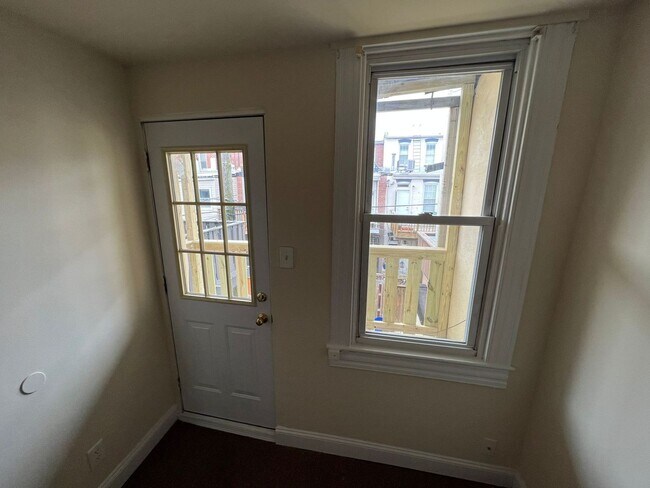Building Photo - Stunning Newly Renovated 2 Bedroom 1.5 Bathroom