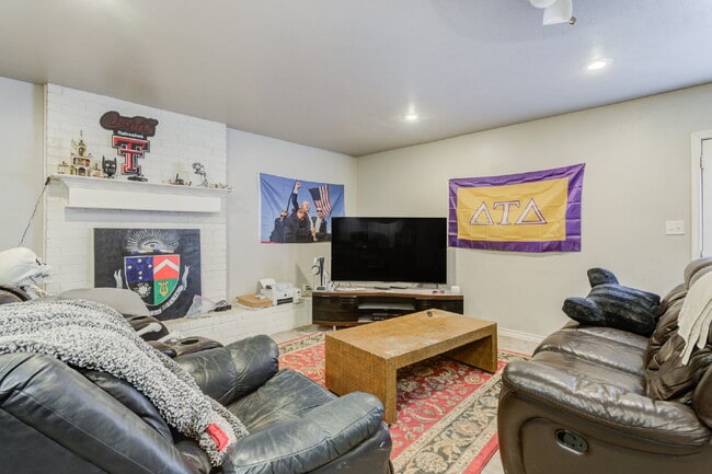 Building Photo - Two Story, 3 Bed / 2 Bath Duplex with Modern Appeal