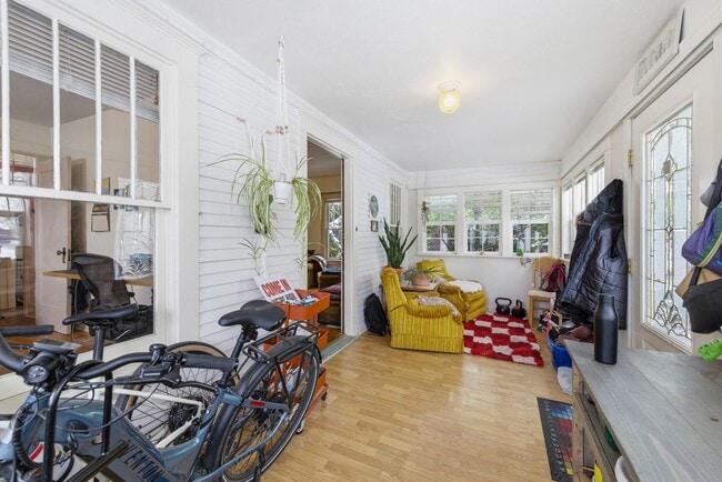 Building Photo - Charming 2 Bed 1 Bath House in Old Town!