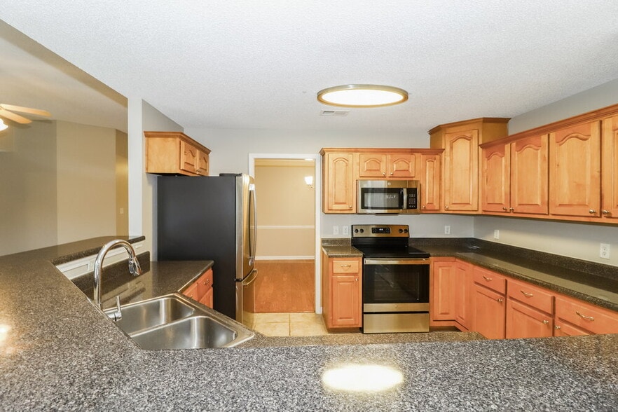 Building Photo - 6499 Sandbourne E