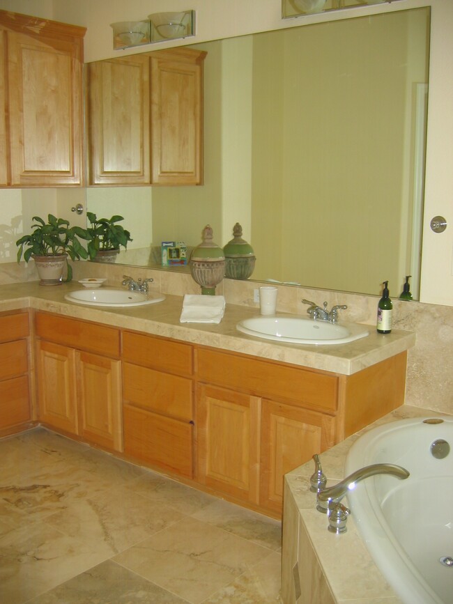 double vanity and soaking tub - 3921 NW Banff Dr