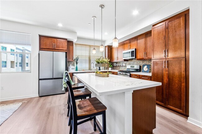 Building Photo - 664 Colorado Cir