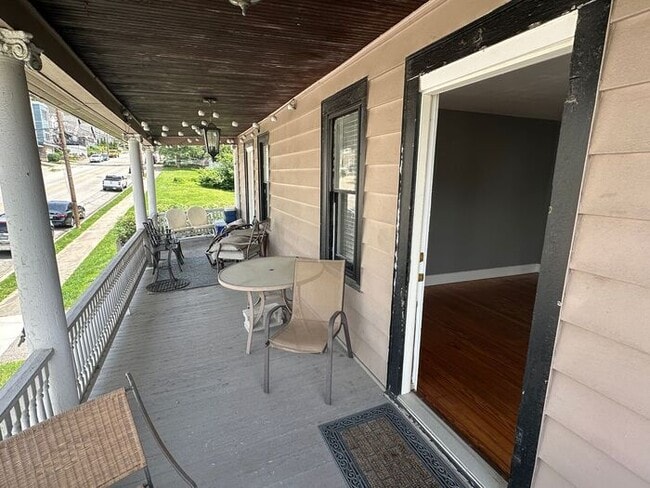 Building Photo - Perfect location - beautifully updated 2 bed!