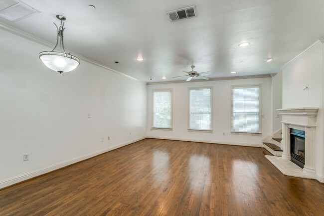 Building Photo - Easy walking distance to SMU campus!