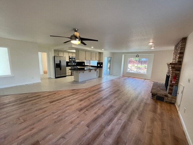 Building Photo - Spacious three bedroom home in desirable Windsor neighborhood!