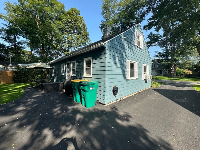 Building Photo - Single Family Home! 2 Bed 2 Bath $2250