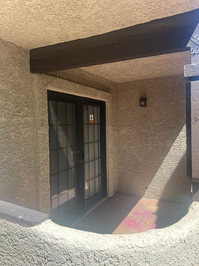 Building Photo - Very Nice Downstairs Unit