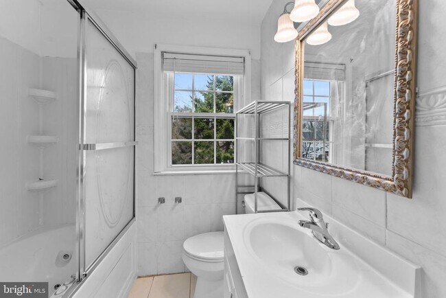 Building Photo - 633 Walker Ave