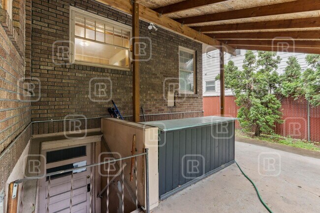 Building Photo - 808 E Mission Ave