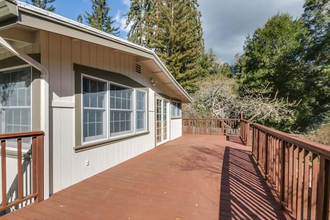 Building Photo - Mountain Living / Easy Commute Location