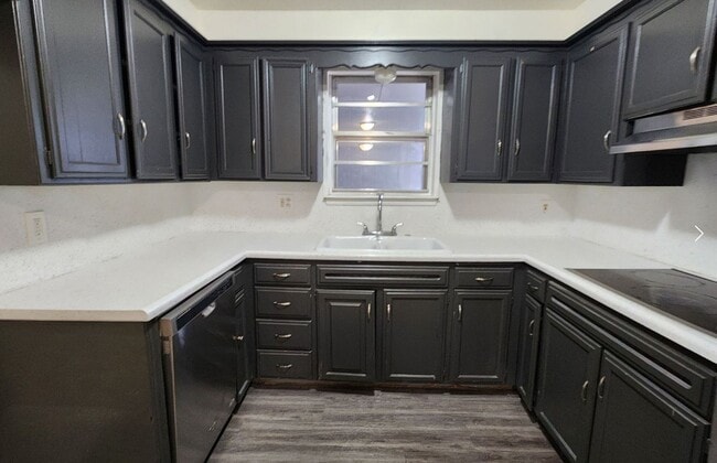 Building Photo - 5 bedroom 2.5 bath - Accepting Housing Vouchers