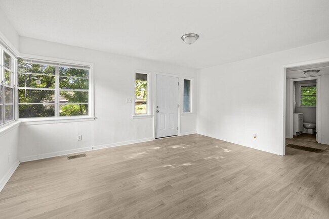 Building Photo - Charming 3 Bedroom, 2 Bathroom house