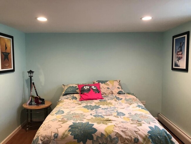 Building Photo - 5106 W Sunnyside Ave