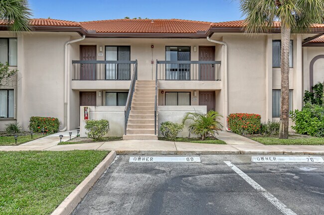 Building Photo - 300 E Club Cir