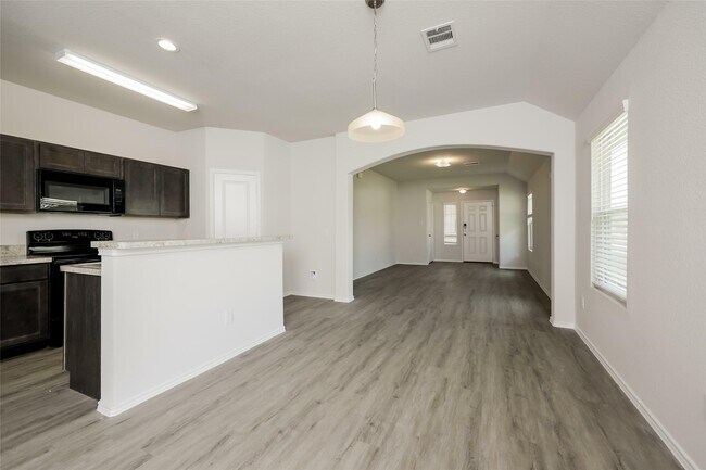 Building Photo - 208 Elk Run Ln