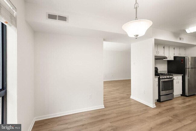 Building Photo - 2042 Royal Fern Ct