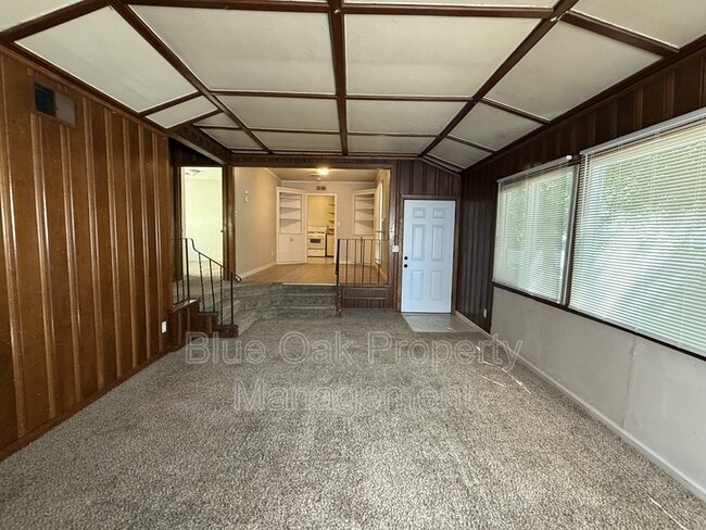 Building Photo - 310 Oak St
