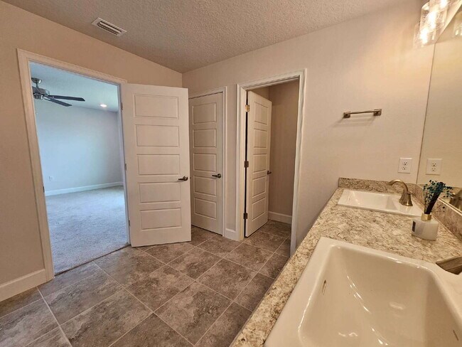 Building Photo - Palm Bay Paradise
