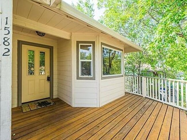 Building Photo - Cute 3 bedroom/2 bath downtown home!