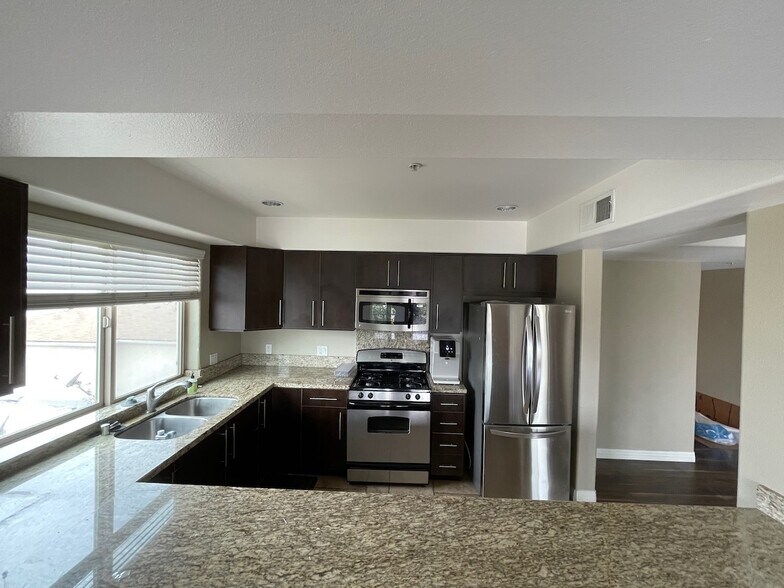 KITCHEN - 1537 S Holt Ave