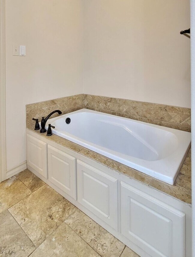Building Photo - SPACIOUS 3/2/2 HOME CLOSE TO THE MEDICAL DISTRICT AND TEXAS TECH