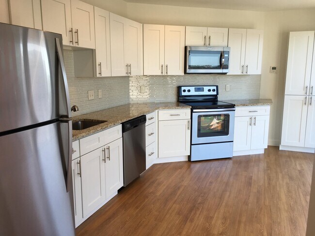 Building Photo - 875 Elm St