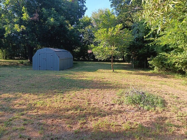 Building Photo - Remodeled & Cozy