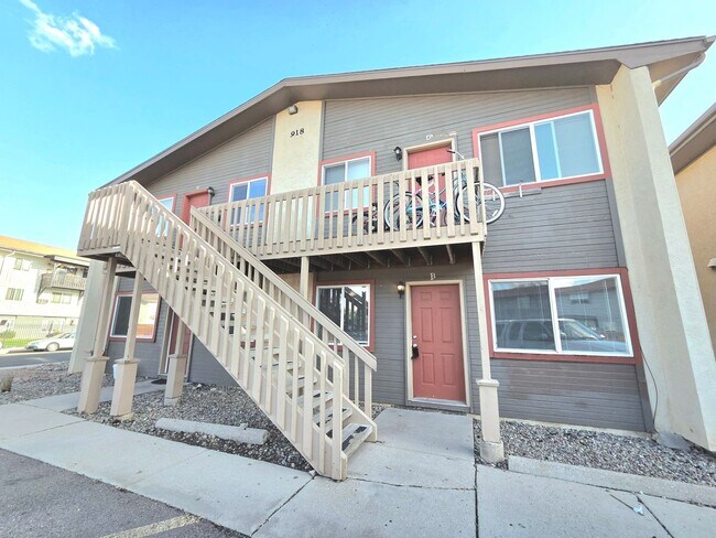 Building Photo - Large 2 Bedroom Apartment with Peak Views!