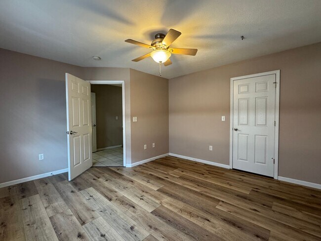 Building Photo - Spacious 2 bedroom 1.5 bath townhouse for ...