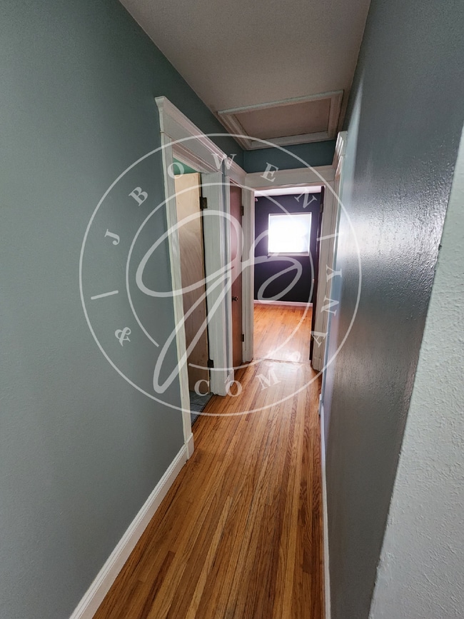 Building Photo - Adorable 3 bed 1 bath with spacious basement