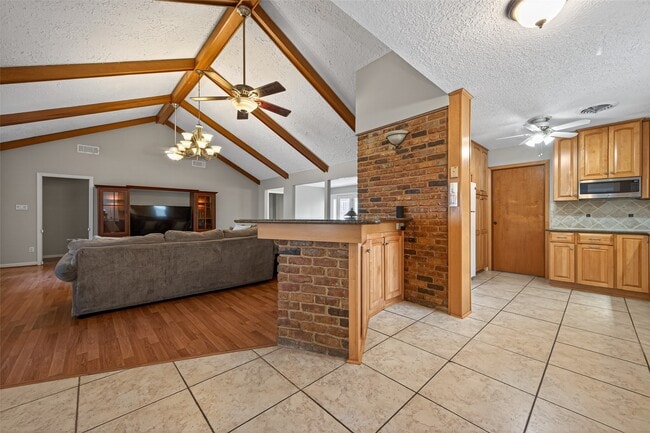 Building Photo - 1910 Claiborne Dr