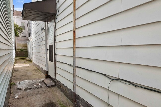Building Photo - Totally Updated 3 bed, 3 bath, AMAZING loc...