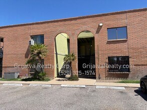 Building Photo - **MOVE-IN SPECIAL ** Spacious 2 Bedroom, 1...
